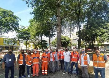 Comlurb faz limpeza urbana em Realengo