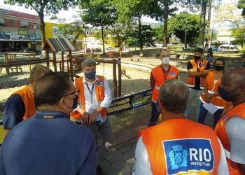 Equipe da Comlurb em Realengo