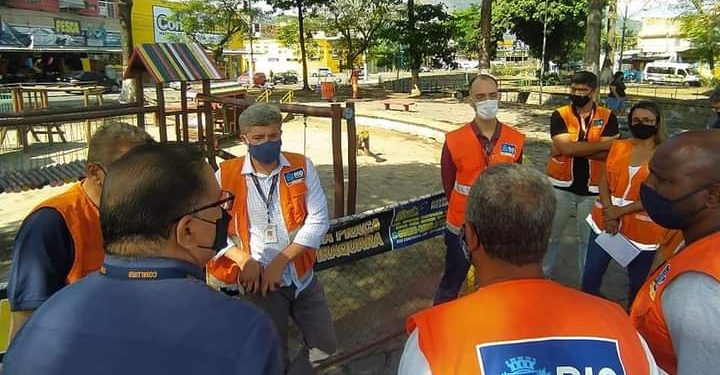 Equipe da Comlurb em Realengo