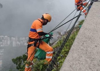 Comlurb faz limpeza no Cristo Redentor