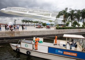 Comlurb faz limpeza no Museu do Amanhã