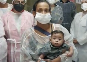 Bebê de cinco meses recebe alta após lutar pela vida contra o Covid