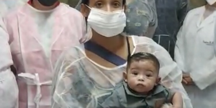 Bebê de cinco meses recebe alta após lutar pela vida contra o Covid