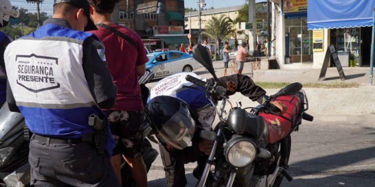 São Gonçalo mais Segura aborda mais de 500 motociclistas