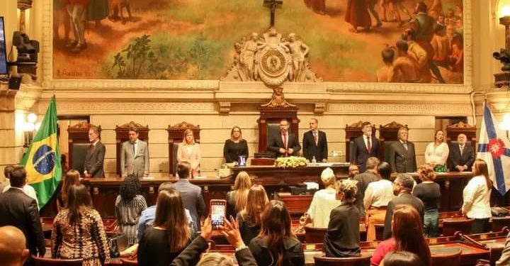 Ana Tereza Basílio recebe Medalha Pedro Ernesto