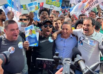 Rodrigo Neves faz caminhada em Alcântara