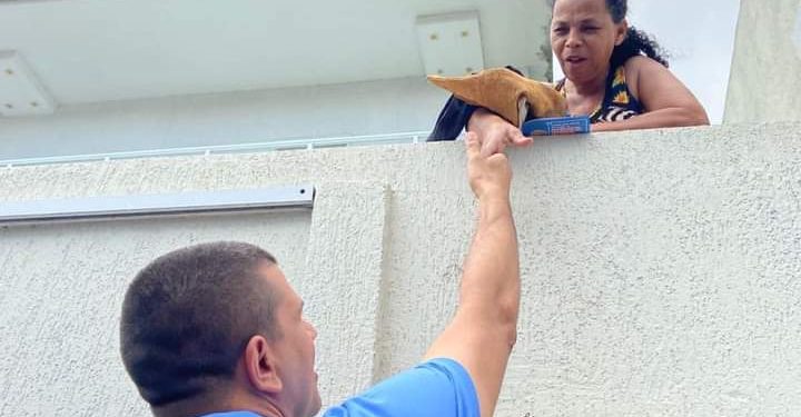 Douglas Ruas visita bairro de Galo Branco
