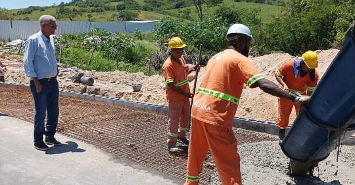 Capitão Nelson visita obras em Ipiiba