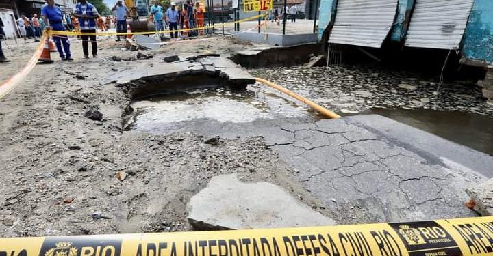 Adutora rompeu em Santíssimo no Rio de Janeiro