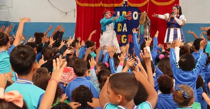 Circo faz alegria aos alunos de São Gonçalo