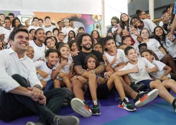 Marcelo do Fluminense visita escola de infância