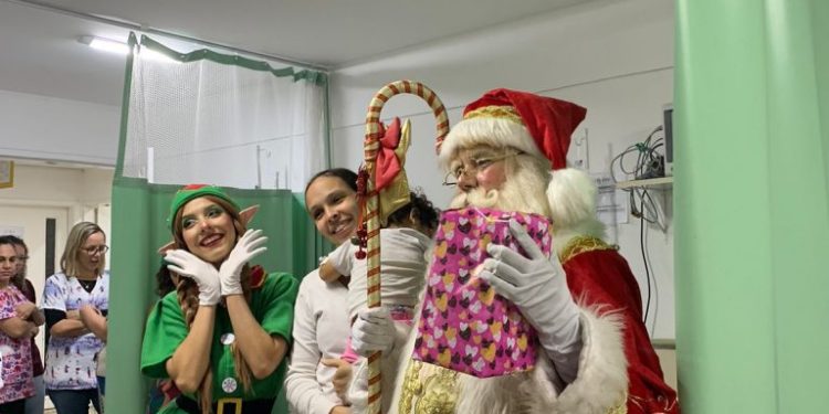 Papai Noel visita Hospital