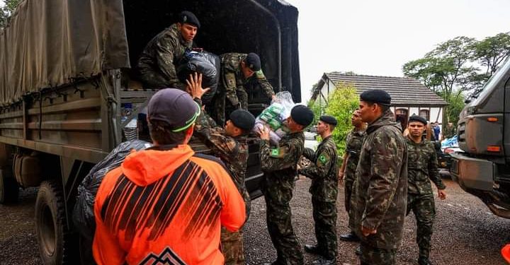 Exército ajuda população do Rio Grande do Sul