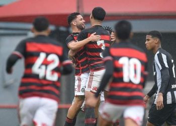 Flamengo vence Botafogo