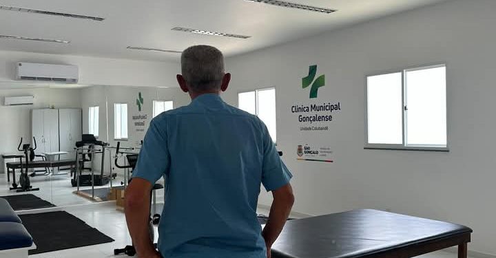 Capitão Nelson visita Clínica Municipal Gonçalense