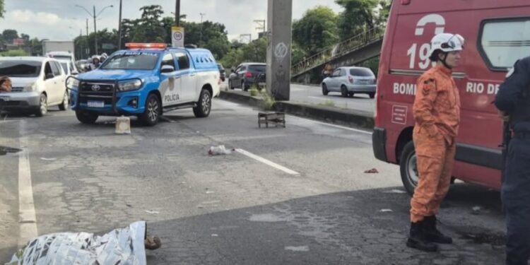 Idosa é atropelada na  RJ 106