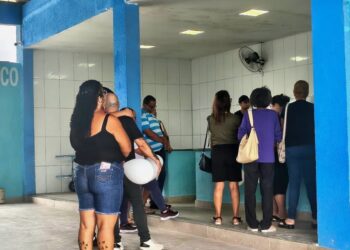 Mãe chora pela perda de sua filha por Feminicidio