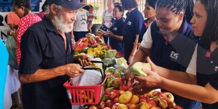 Distribuição de alimentos pela Igreja Universal