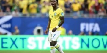 Brasil vence a Escócia com dois gols de Vini Jr
